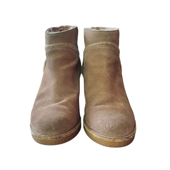 Ugg light brown suede heeled booties. Size 6 - Picture 7 of 12
